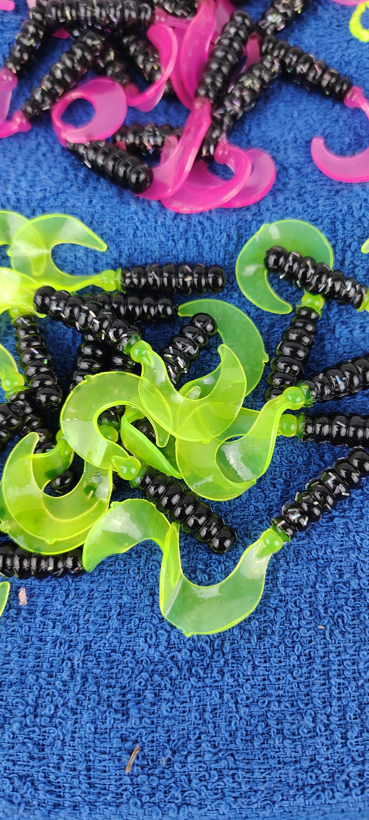 Cam's 2"(HOLOGRAM FLAKE) BLACK & CHARTREUSE/ FIRETAIL BLAZE 100pc (SPLIT SET) Curly Tail Crappie Soft Jigs [A Cam's Exclusive]