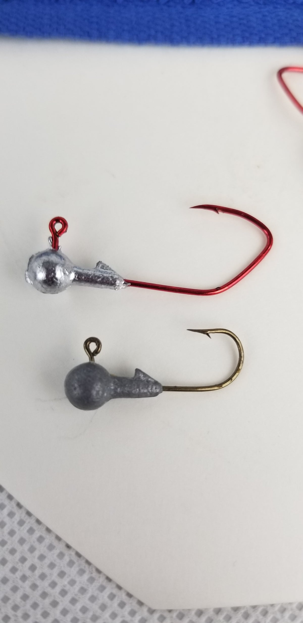 25ct.- 1/8oz. Unpainted Cam's DIESEL BUILT Round Head w/ 1/0 Deadly Blood Red Hooks (Chemically Sharpened)