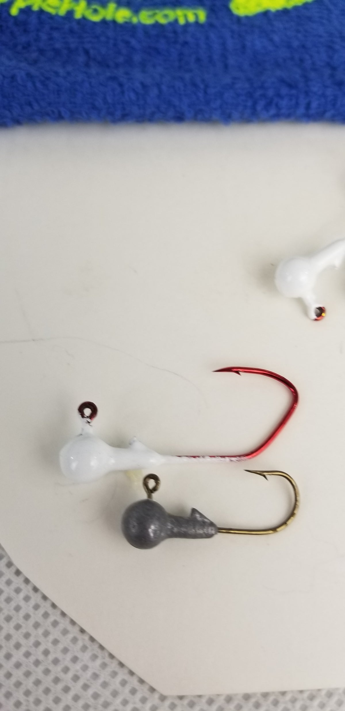 25ct.- 1/32oz. Painted Cam's DIESEL BUILT "Cloud White" Head w/ 1/0 Deadly Red Hooks (Chemically Sharpened)