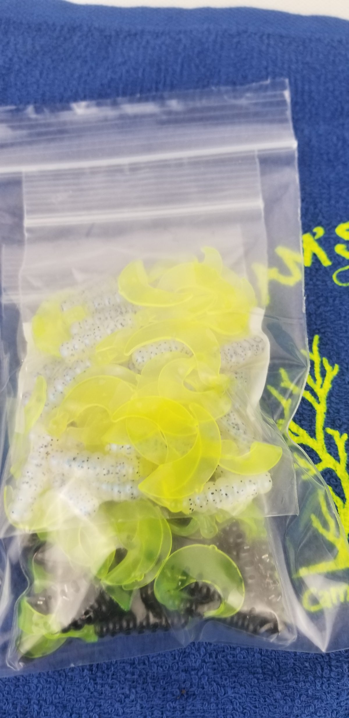 Cam's 2"(HOLOGRAM FLAKE) BLACK & CHARTREUSE/MONKEY MILK & CHARTREUSE 100pc (SPLIT SET) Curly Tail Crappie Soft Jigs [A Cam's Exclusive]